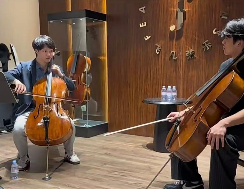 陈亦柏在西安演出之余莅临西安飞凡弦乐为专业学生授课